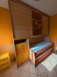 cameretta con armadio e materasso
