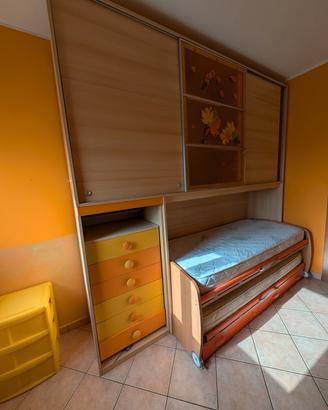cameretta con armadio e materasso