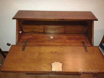 Scrittoio in arte povera in legno 