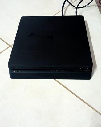 PS4 Slim, 2 joystick (no originali) e 8 giochi 