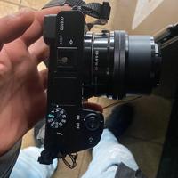 fotocamera mirrorless Sony Alpha a6100 con un obie