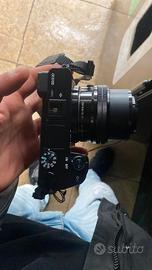 fotocamera mirrorless Sony Alpha a6100 con un obie