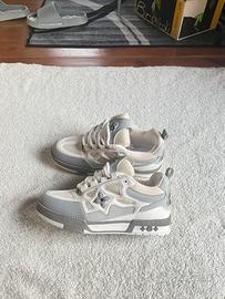 scarpe bianche e grigie