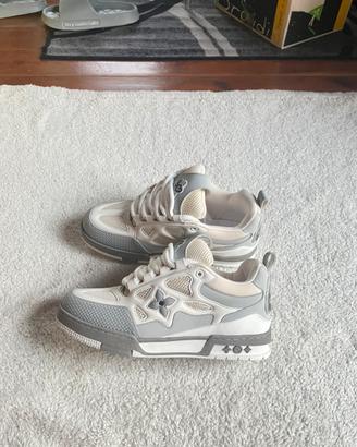 scarpe bianche e grigie