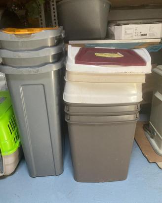 Bidoni spazzatura in plastica per differenziata