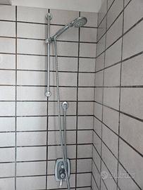 Vasca da bagno con gruppo doccia e miscelatore