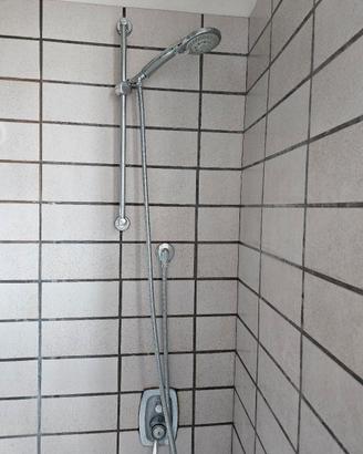 Vasca da bagno con gruppo doccia e miscelatore