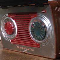 PICCOLA RADIO A VALVOLE MOTOROLA 5A7A DEL 1948