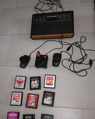 Atari 2600 con 1 joystick, 1 paddle e 8 giochi