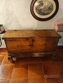 cassapanca antica di origine spagnola