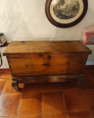cassapanca antica di origine spagnola