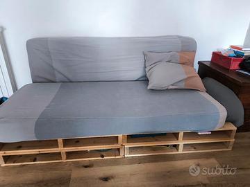 Divano letto su bancali