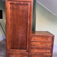 armadio antico in legno con cassettiera integrata.