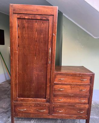 armadio antico in legno con cassettiera integrata.