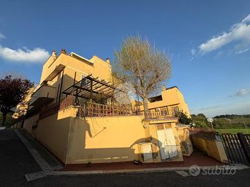 VILLA A SCHIERA A ROMA