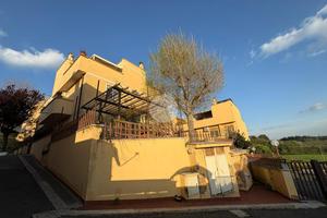 VILLA A SCHIERA A ROMA