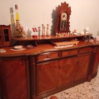Sala da pranzo con tavolo credenza e cristalliera 