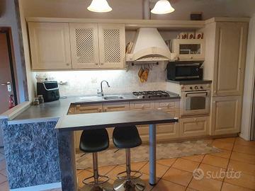 Cucina in legno massello stile provenzale country