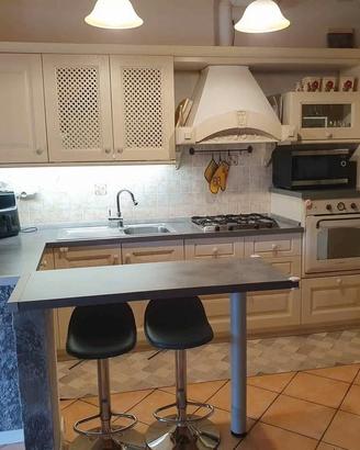 Cucina in legno massello stile provenzale country