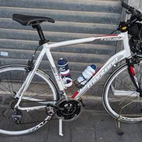 bici da corsa con manubrio modificato
