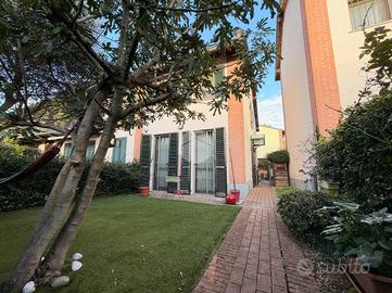 VILLA A SCHIERA D'ANGOLO A PESCHIERA BORROMEO
