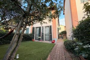 VILLA A SCHIERA D'ANGOLO A PESCHIERA BORROMEO