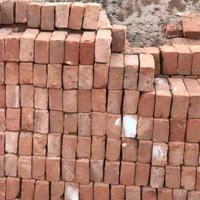 Pietre antiche e mattoni vecchi di recupero