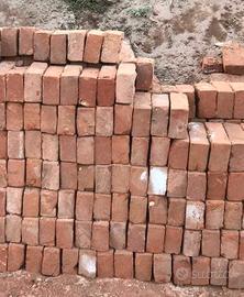 Pietre antiche e mattoni vecchi di recupero