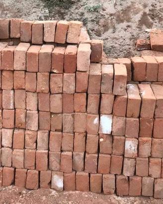 Pietre antiche e mattoni vecchi di recupero