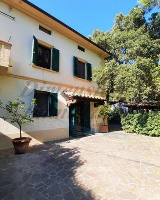 Villa di 160 m² con più di 5 locali e box auto a R