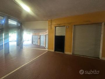 Locale commerciale roma 5 vetrine 140 mq