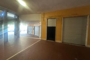 Locale commerciale roma 5 vetrine 140 mq
