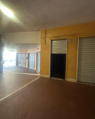 Locale commerciale roma 5 vetrine 140 mq