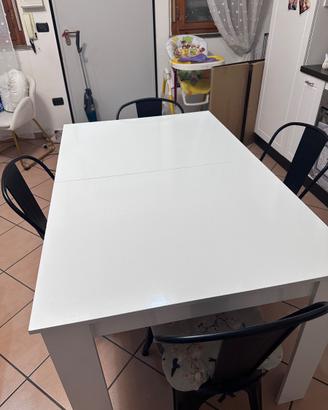Tavolo allungabile fino a 12 posti + 4 sedie
