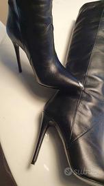 stivali neri in pelle