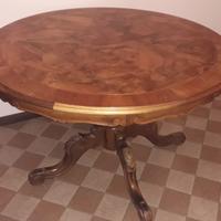 Tavolo rotondo in legno con sedie