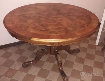 Tavolo rotondo in legno con sedie