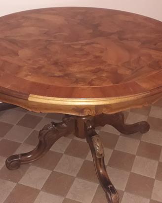 Tavolo rotondo in legno con sedie