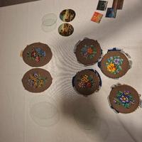 ricami a mano o piccoli dipinti da appendere