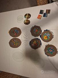 ricami a mano o piccoli dipinti da appendere