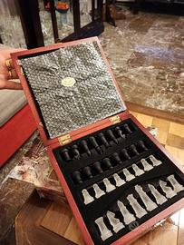 scacchiera in vetro e legno 