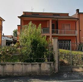 Villa indipendente con locale commerciale