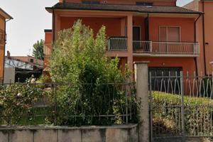 Villa indipendente con locale commerciale