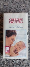 Vhs Crescere Protetto Guida all'igiene del neonato