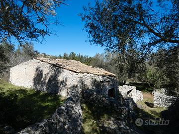 Noto, ampio e panoramico terreno con fabbricati