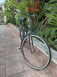 Bicicletta d'epoca a  bacchetta. 