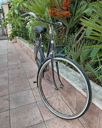Bicicletta d'epoca a  bacchetta. 