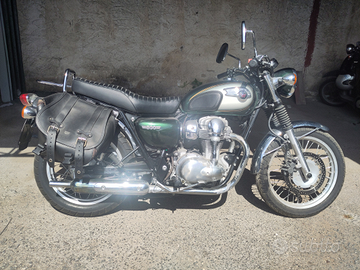 Moto Kawasaki W800 verde