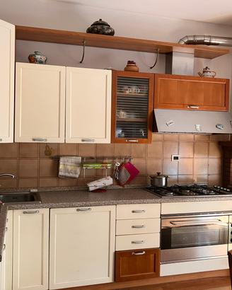 Cucina completa + tavolo e sedie + credenza