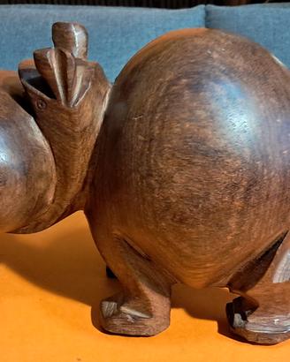 Scultura di ippopotamo in legno massiccio esotico